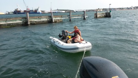 Lycliga och våta i hamn